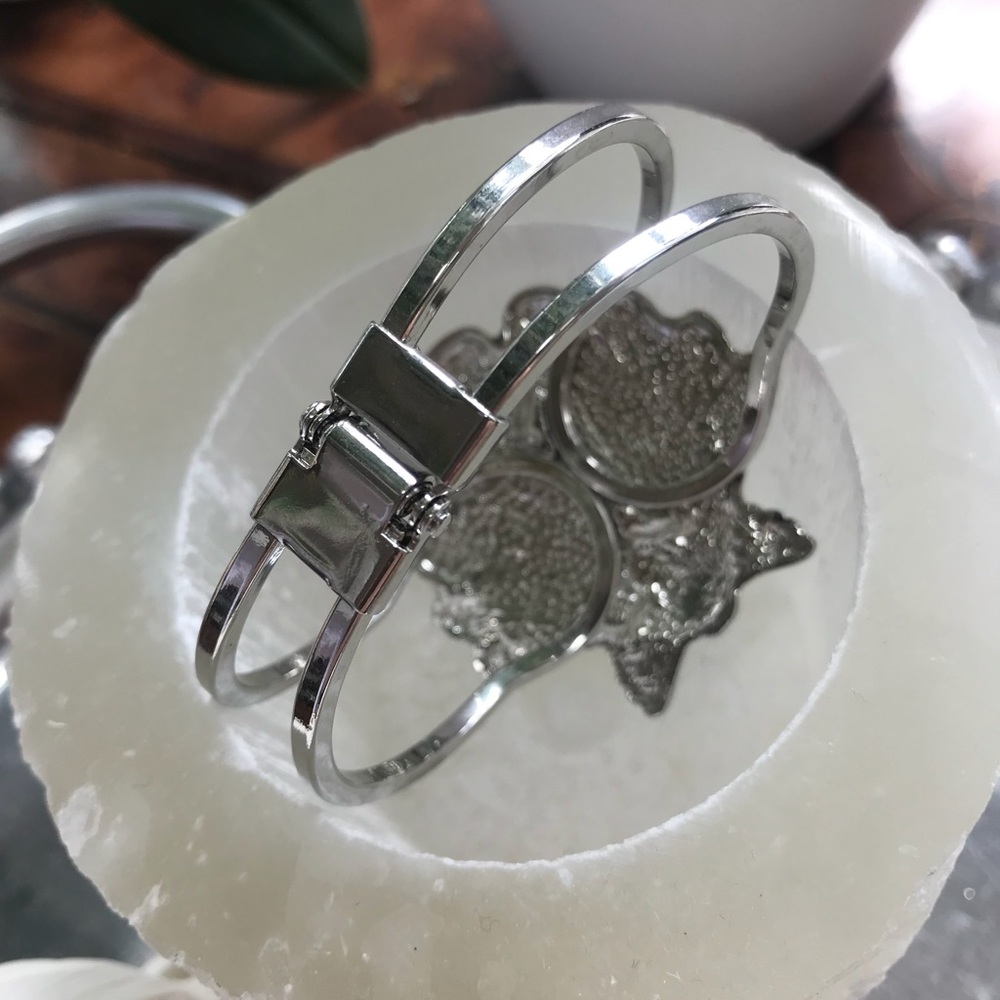 Scallop Shell Silvertone Hinged Bangle - image 4